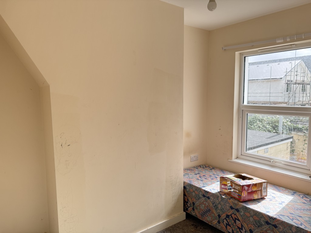 Lot: 125 - FREEHOLD TWO-BEDROOM MID-TERRACE HOUSE FOR IMPROVEMENT - Bedroom two